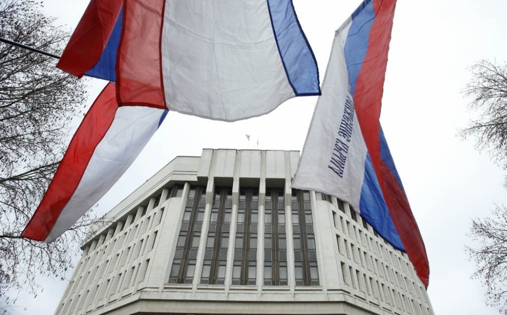 Krievija garantēs Janukoviča drošību; Krimas parlaments grasās rīkot referendumu par nošķiršanos no Ukrainas