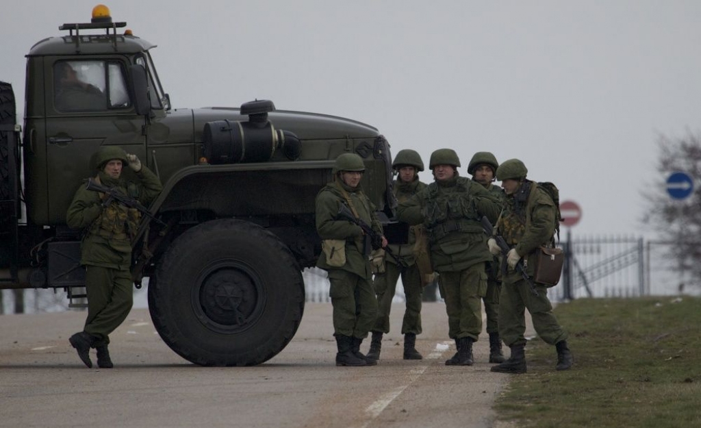Krimā militārpersonas bloķē saziņu ar kontinentālo Ukrainu