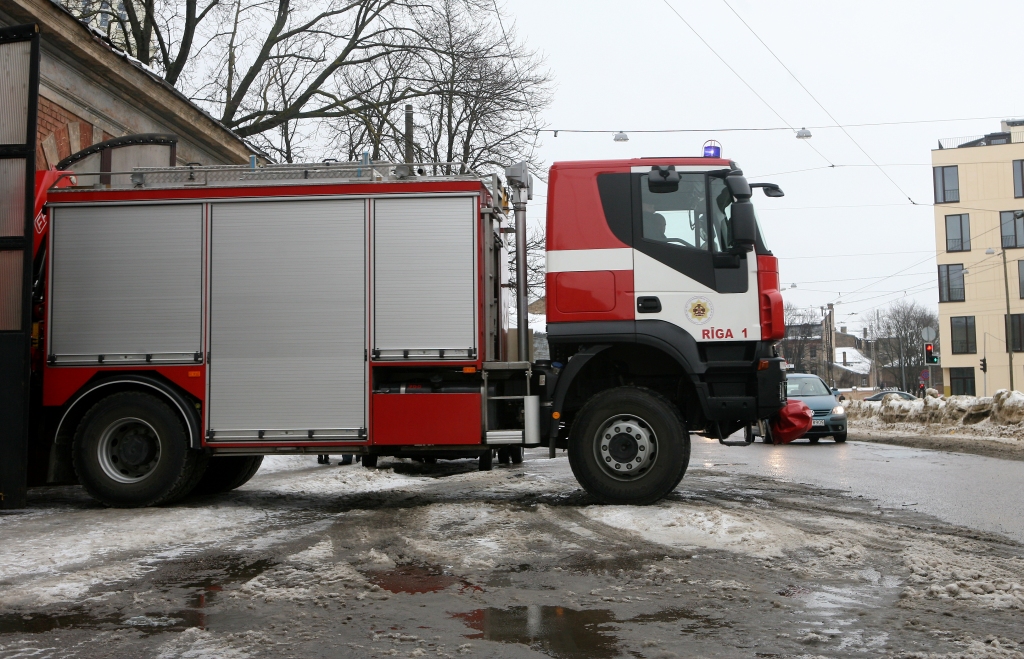 Bauskas novadā nodeg angārs ar trīs automašīnām