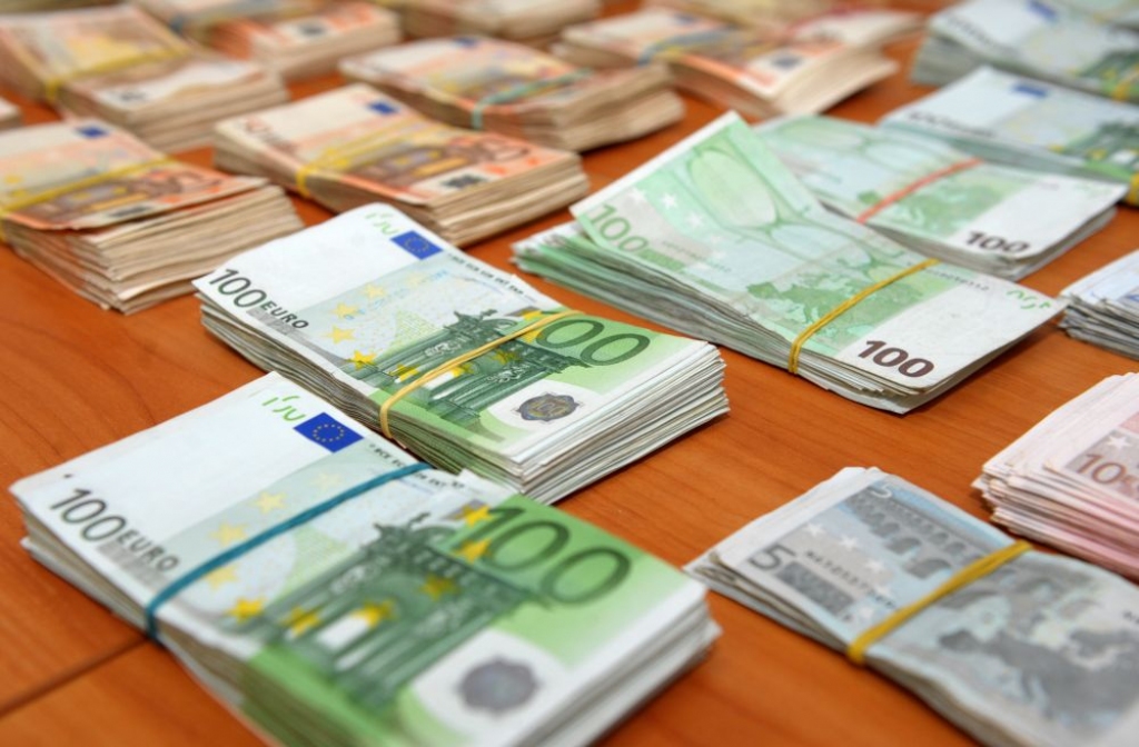 Latvijas bankās ES sankciju dēļ iesaldēti daži simti tūkstoši eiro 