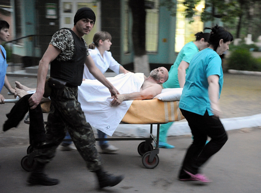 Algotņi Ukrainas austrumos uzbrūk mediķiem un laupa ātrās palīdzības mašīnas
