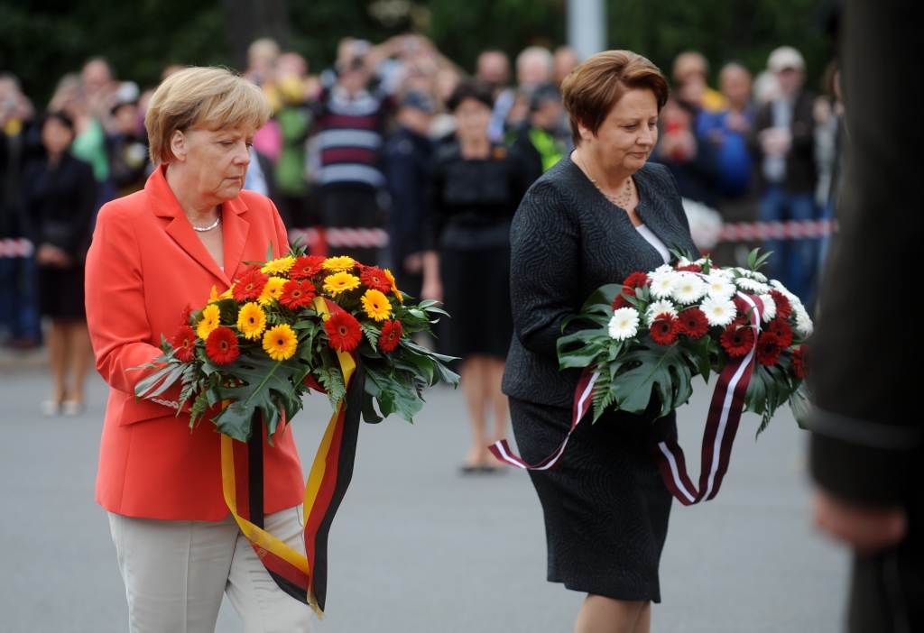 FOTO: Straujuma un Merkele noliek ziedus pie Brīvības pieminekļa