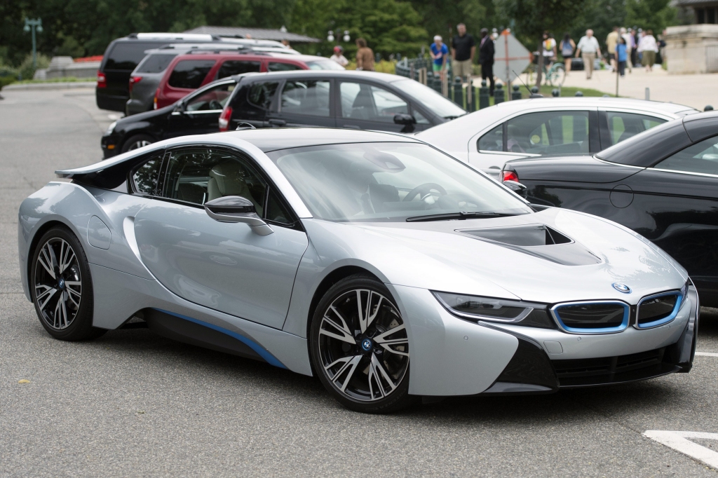 Trīs Latvijas valstspiederīgie un lietuvietis Ziemeļīrijā gada laikā nozog 120 dārgus BMW spēkratus