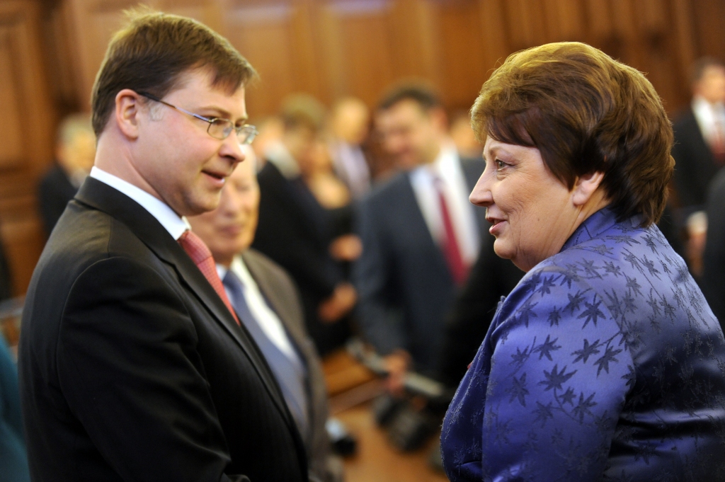 Straujuma rīkosies, lai Dombrovskis varētu ieņemt Eiropadomes prezidenta amatu