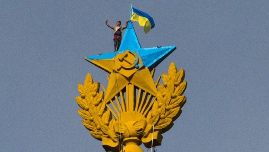 Aktīvisti virs augstceltnes Maskavā uzvelk Ukrainas karogu