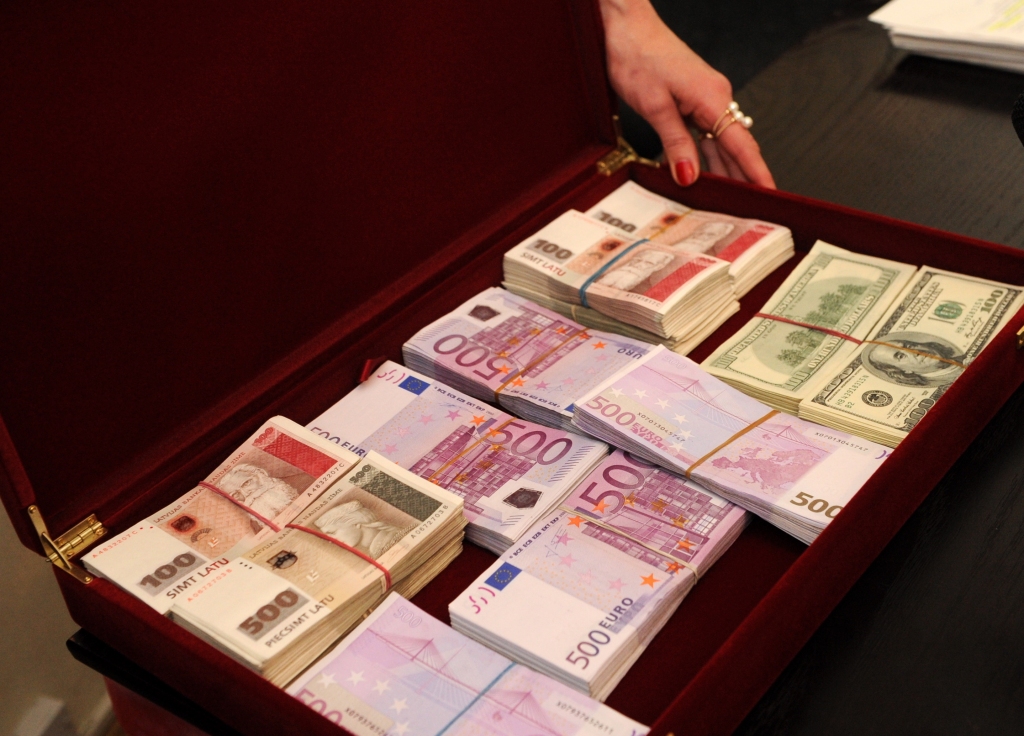 Portāls: Finanšu policijas 11 miljonu lietā centrālā figūra - KNAB vadoša darbinieka civilsieva