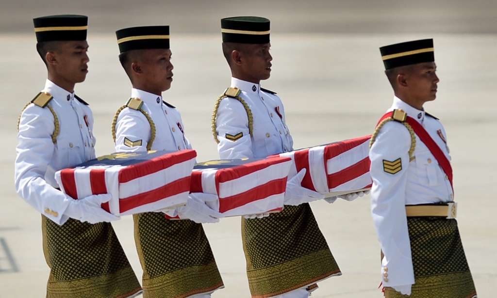 FOTO: Malaizijā ar sērām sagaida MH17 bojāgājušos