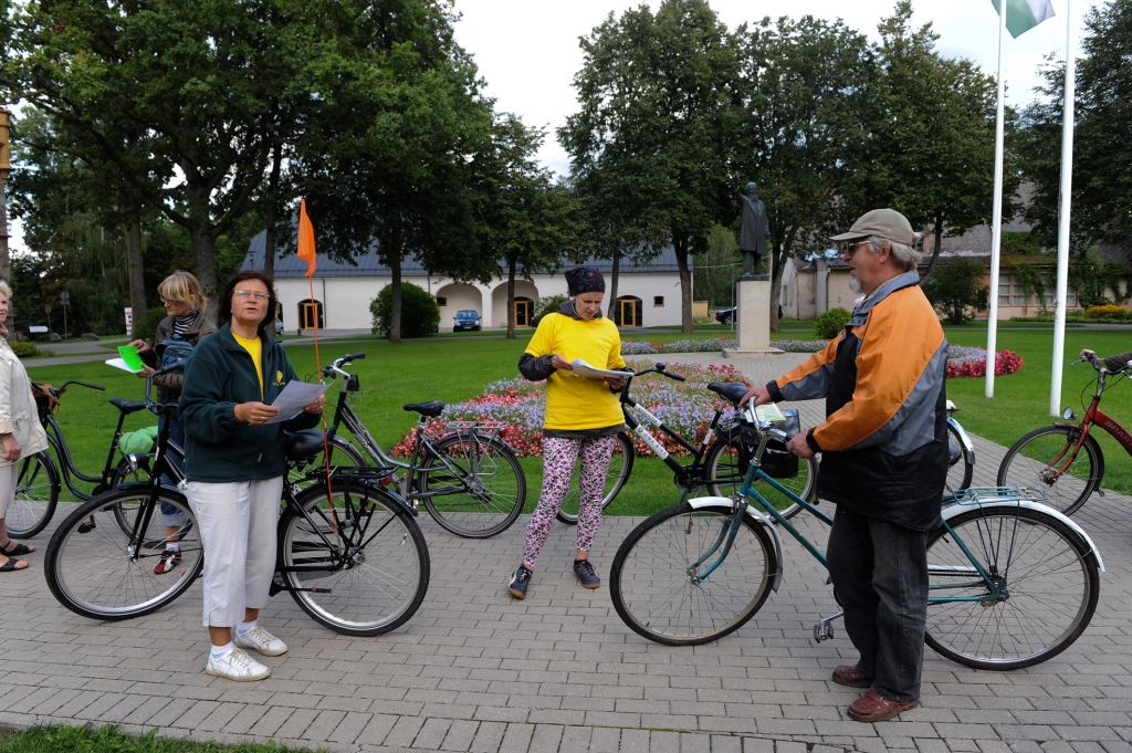 Uz velosipēda ar vērtīgu bagāžu - Oma Bike Tūre