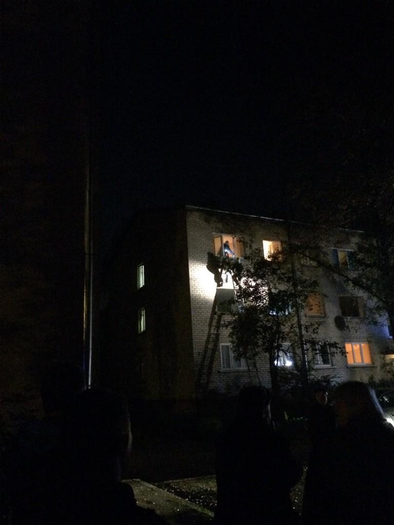 papildināts (06:46) - FOTO: Pārdaugavā nograndis sprādziens; ir cietušie