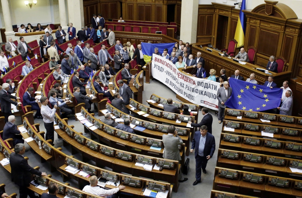 Ukrainas parlaments atbalsta ierobežotas pašpārvaldes piešķiršanu austrumu reģioniem