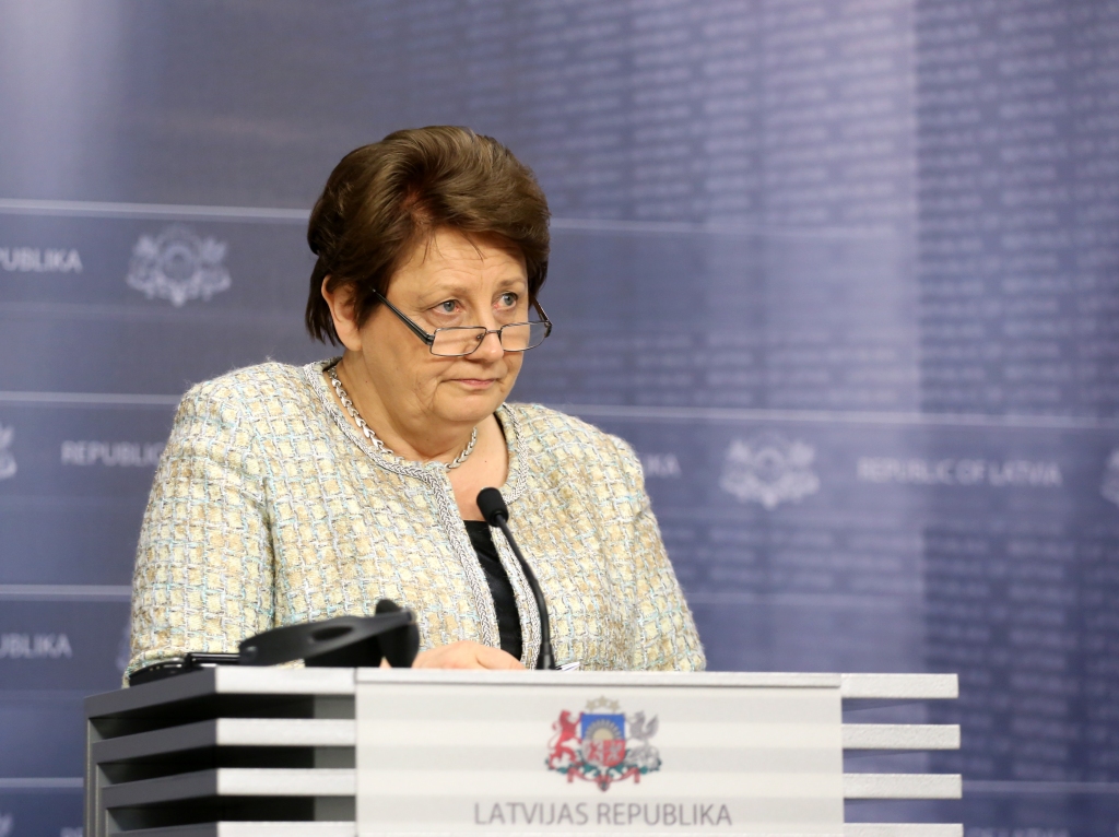Straujuma: Latvijas interesēs ir saglabāt Krievijas ieroču embargo