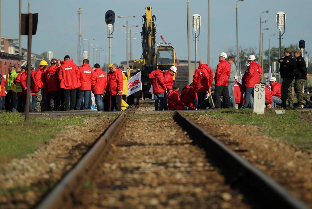 FOTO: Poļu ogļrači bloķē Krievijas vilcienu
