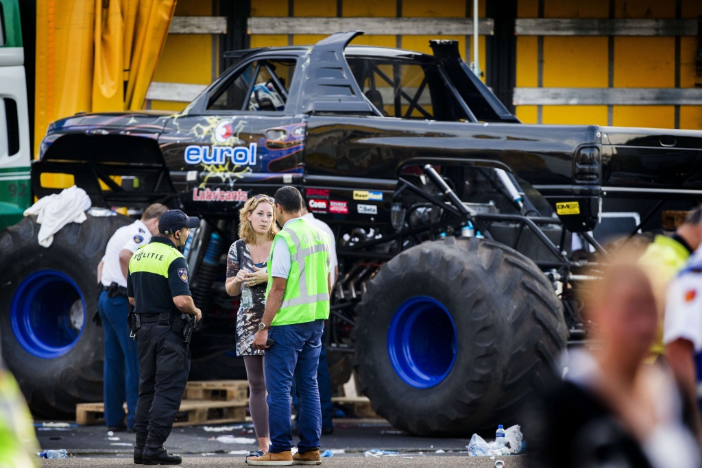 papildināts (10:00) - Traģiski beidzas Monster Truck visurgājēja šovs Nīderlandē