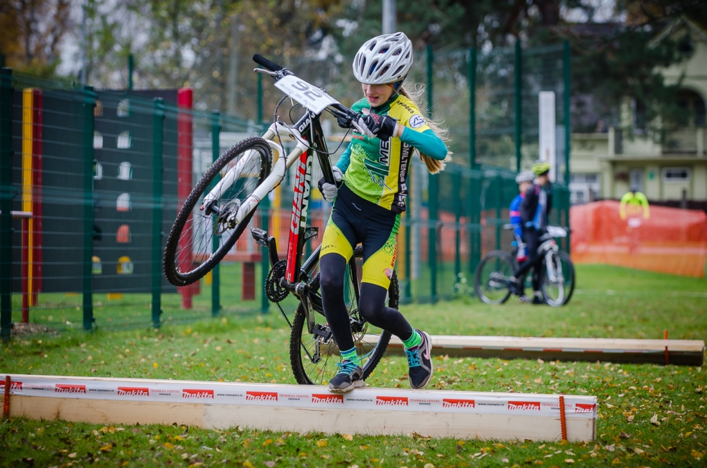 Smiltenes sporta skolas riteņbraucēji varonīgi cīnās pa Ikšķiles trepēm un Rīgas dubļiem