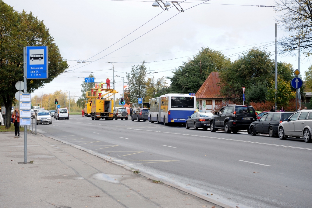 Svētdien Rīgā ierobežos satiksmi Pulkveža Brieža ielā
