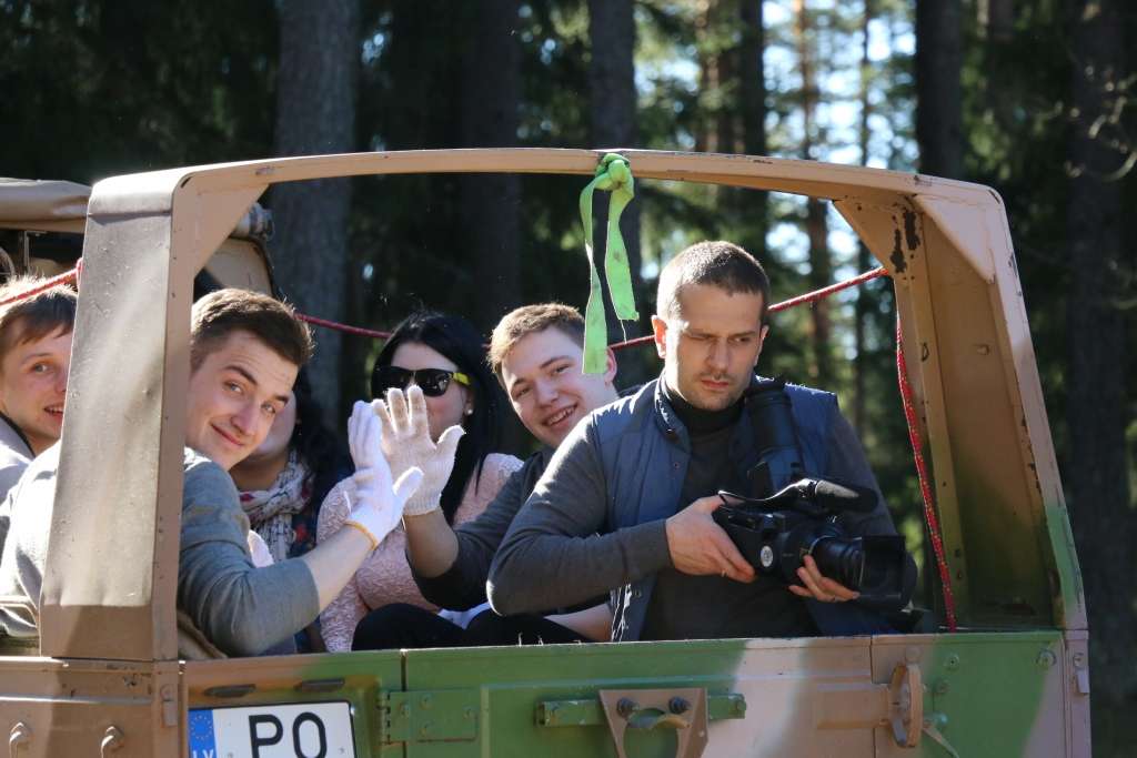 Mēnesi pirms Lielās Talkas jaunieši strādā Cērtenes pilskalnā
