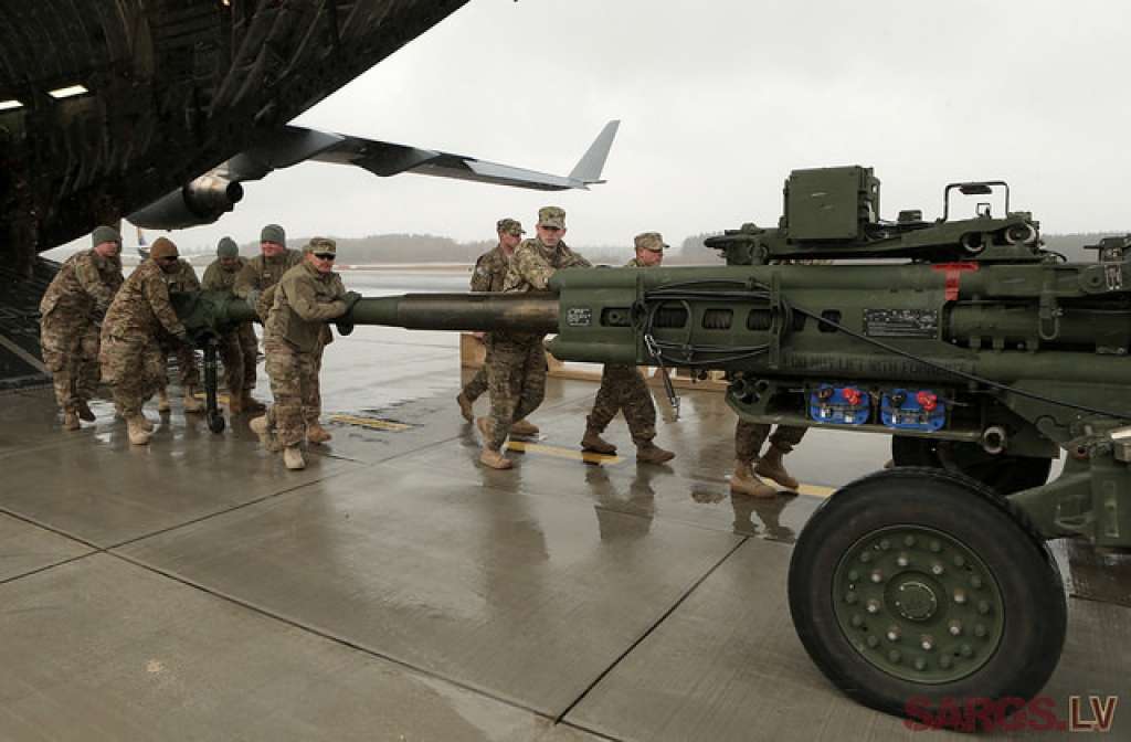FOTO: Mičiganas karavīri ar haubicēm ierodas uz militārajām mācībām Summer Shield XII