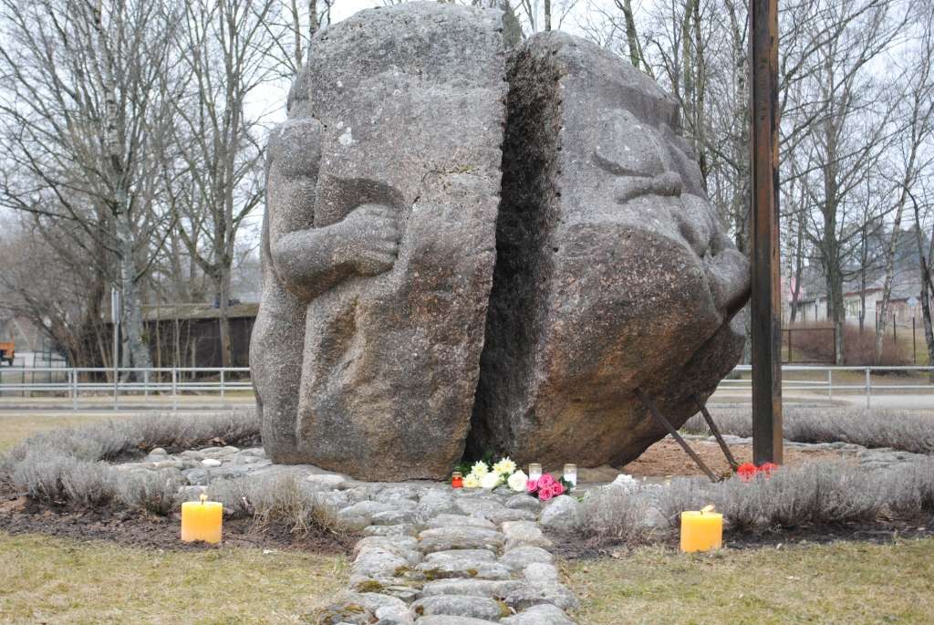 Piemin masveida deportācijās cietušos