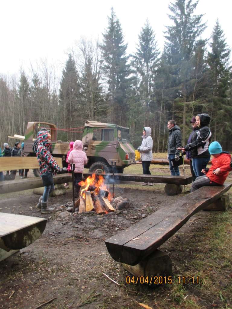 Spītējot aukstajam laikam, kopīgi iepazīst Cērtenes pilskalnu 