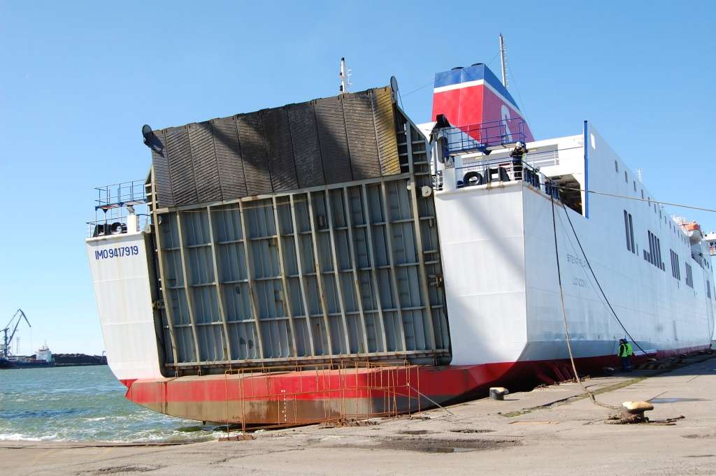 FOTO: Starp Liepāju un Zviedriju sācis kursēt prāmis Stena Flavia