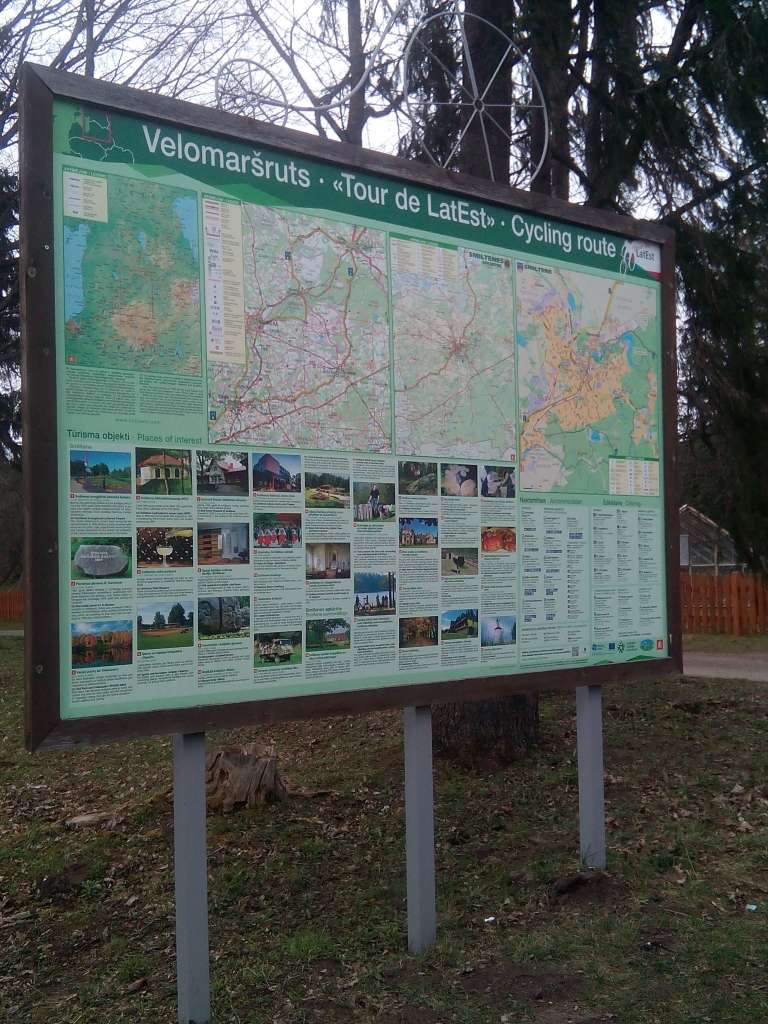 Atjaunoti velomaršruta Tour de Lat Est stendi Smiltenē