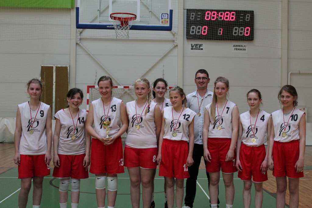 Komandas sacenšas basketbola turnīrā “Smiltene -2015”