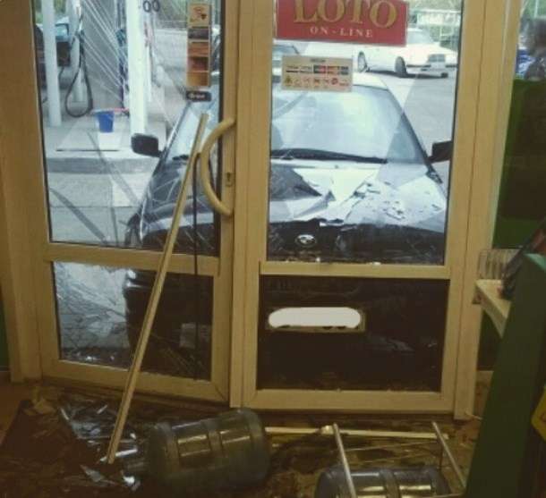 Smiltenē BMW taranē degvielas uzpildes staciju