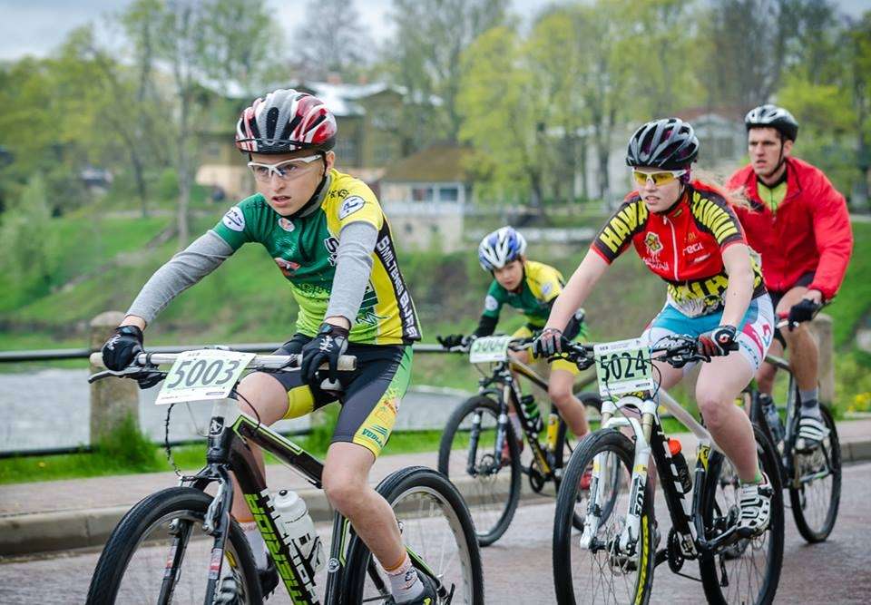 Smiltenes jaunie sporta skolas riteņbraucēji brauc apkārt Burtnieku ezeram