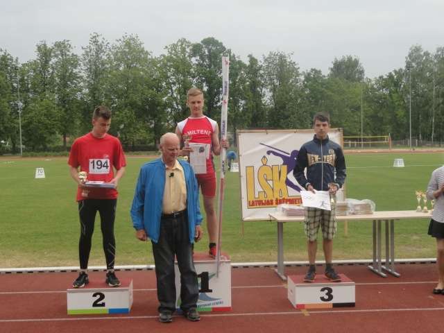 Smiltenes sporta skolas šķēpa metējiem teicami panākumi Jāņa Lūša kausa izcīņā