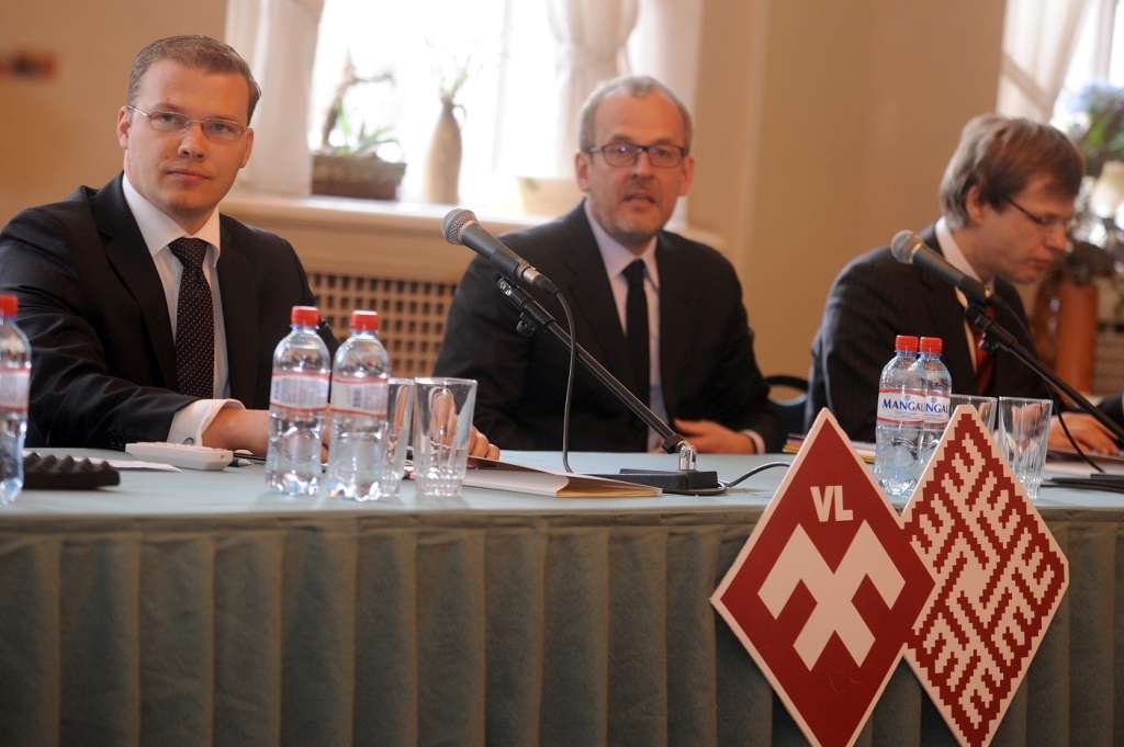 Diskusijas par bēgļiem: NA varēs "nokāpt no koka"