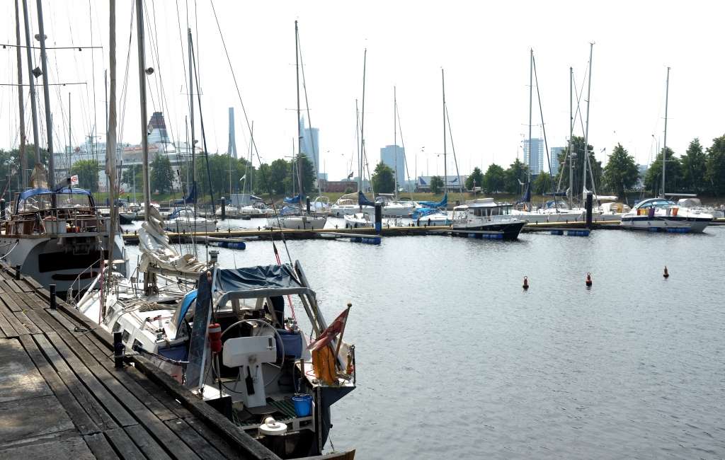 Daugavā apgāzusies jahta ar pieciem cilvēkiem