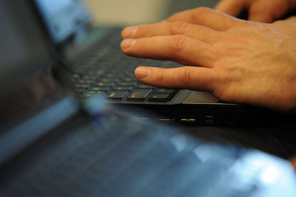 VP: Aizturētais vīrietis jauniešiem internetā uzglūnējis septiņus gadus