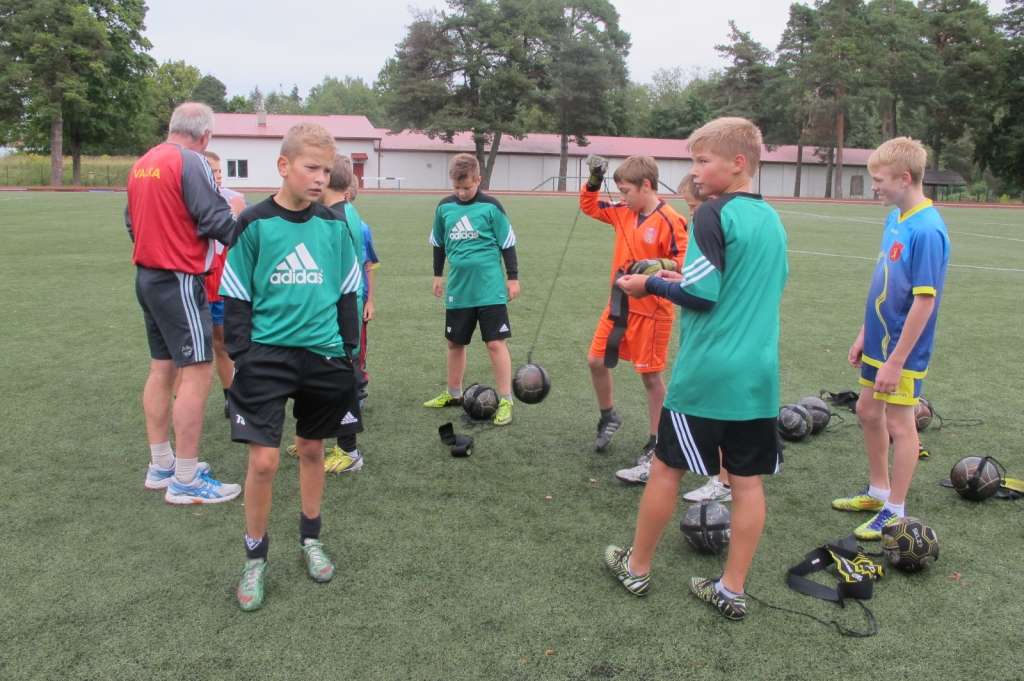 Valkā azartiski aizvada Futbola dienu