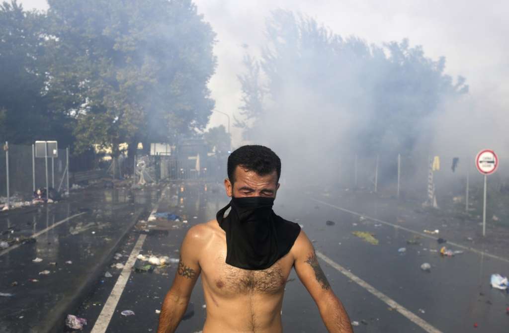 papildināts (20:44) - VIDEO: Ungārijas policija uz robežas pret imigrantiem pielieto asaru gāzi