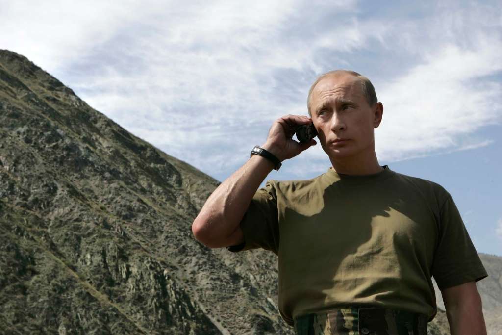 Putins sazvanījis Eltonu Džonu un aicina satikties - šoreiz pa īstam