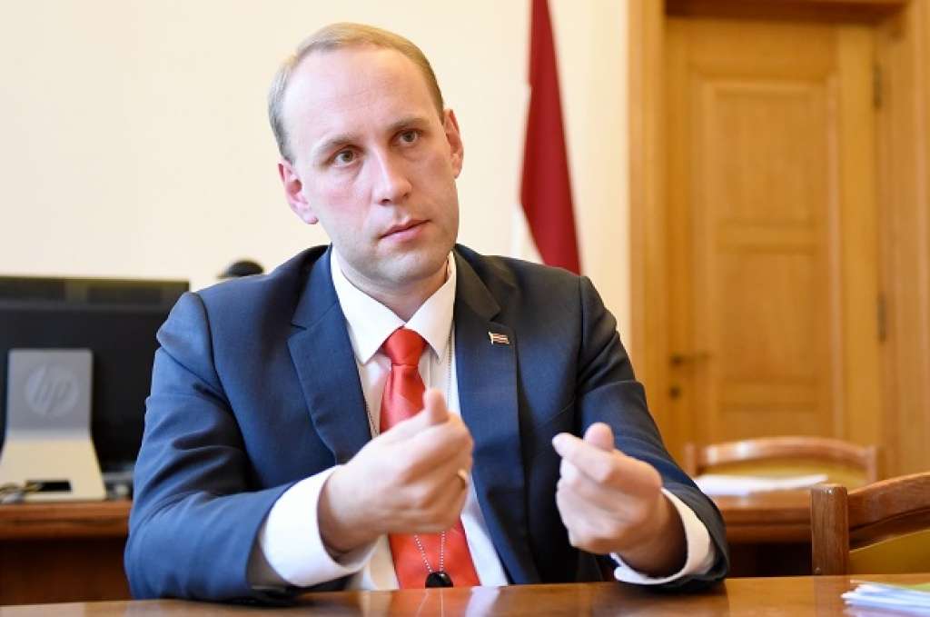 Plāno pakāpenisku valsts iestāžu ierēdņu skaita samazinājumu par 2000