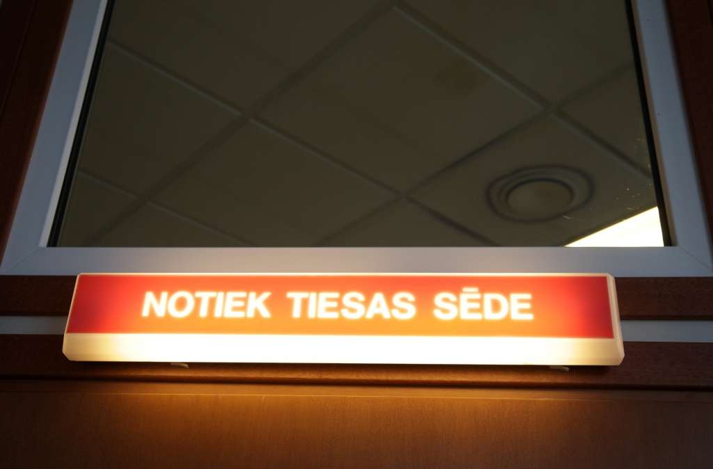 Tiesās vīrieti, kurš uz ielas sagūstīja cilvēku un piespieda viņu krāmēt būvgružus
