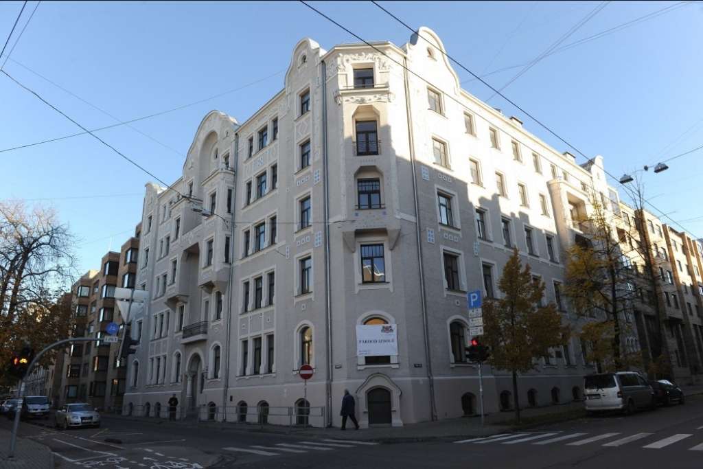 Dome nomet miljonus, lai pārdotu ēkas