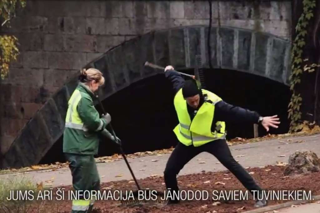 CSDD ar smieklīgu video eksperimentu pierāda, ka vestē ir spēks