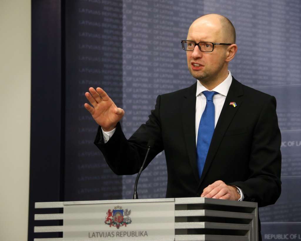 Jaceņuks: Putins atjauno mūri, kas dalīja Eiropu