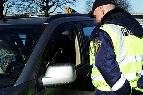 Smiltenē nepakļaujas policistiem