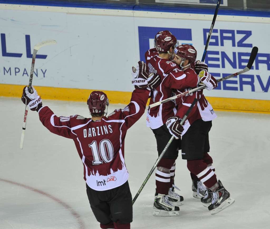 VIDEO: Rīgas Dinamo viesos pēcspēles metienu sērijā uzveic Avangard