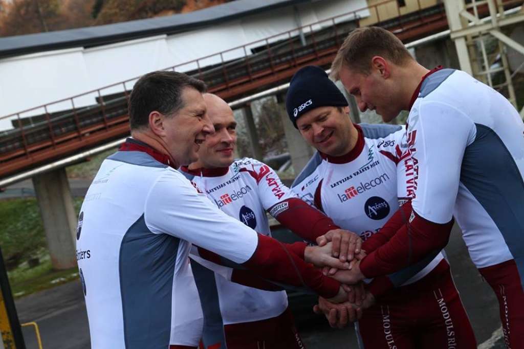 FOTO: Vējonis Siguldā iejuties bobslejista ādā