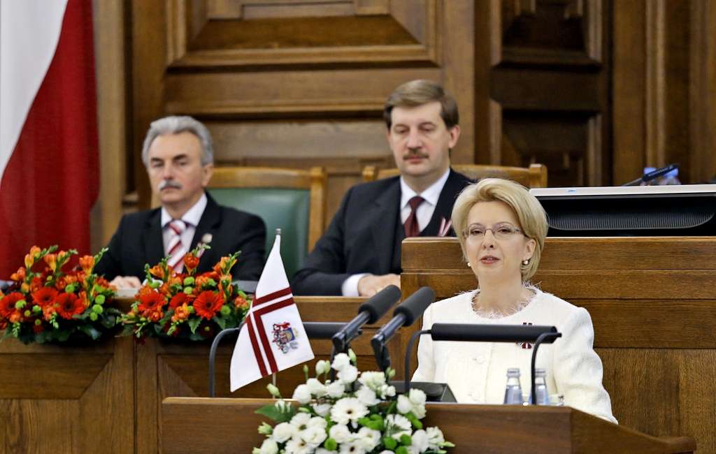 Mūrnieci nebiedē Āboltiņa