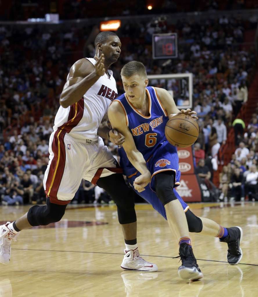 FOTO: Iespaidīgs Porziņģa sniegums neglābj Knicks  komandu no zaudējuma Maiami