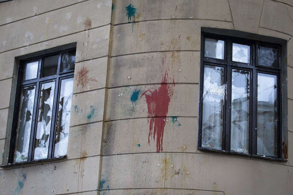 FOTO: Maskavā simtiem cilvēku ar akmeņiem un olām apmētājuši Turcijas vēstniecību