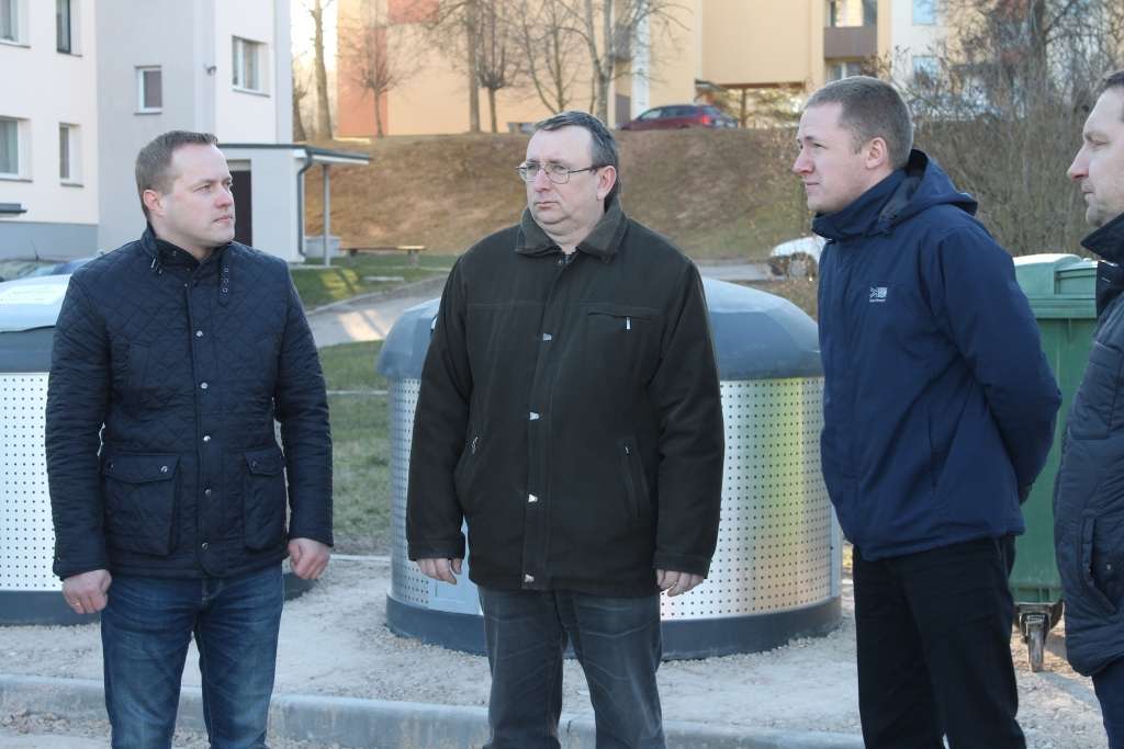 Smiltenē atklāj atkritumu pazemes konteineru laukumus
