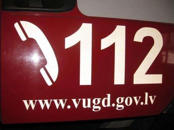 No degošas kūts Gulbenes novadā ugunsdzēsēji glābēji izglābj 100 govis