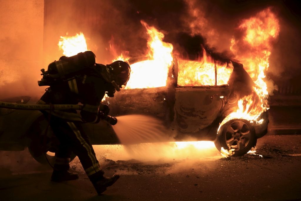 Francijā gadu mijā aizdedzināti 804 auto