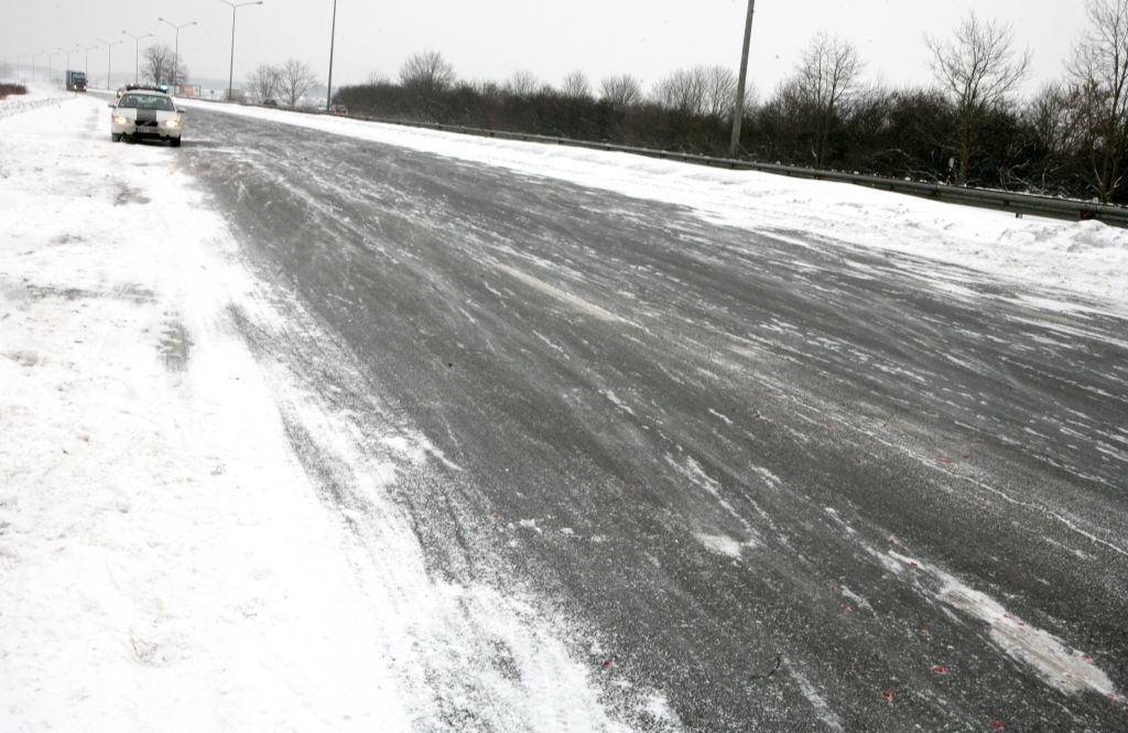 Ziema pārsteidz šoferus - līdz plkst.14 notikušas jau 34 avārijas